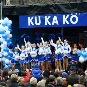 Beste Stimmung herrschte auf und vor der Bühne.                                                         Fotos: Kukakö