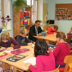 Köthens Oberbürgermeister Kurt-Jürgen Zander las in der Evangelischen Grundschule.