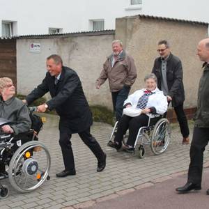 Die Vorsitzende des Behindertenverbandes, Evalisa Priebe, und Köthens Oberbürgermeister Kurt-Jürgen Zander führten die 13. Rollitour an.