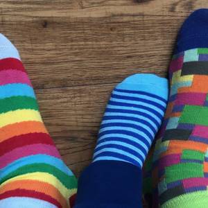 Bunte Socken sind das Symbol des Welt-Down-Syndrom-Tages.