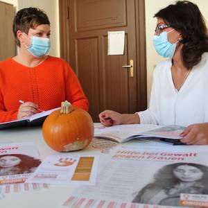 Teilhabemanagerin Kristin Laurich und Janine Brinkmann vom Malteser Hilfsdienst haben 16 orangene Tage für Köthen (Anhalt) geplant.