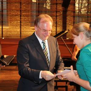 Schirmherr des Wettbewerbs, Ministerpräsident Dr. Reiner Haseloff, gratuliert der Siegerin aus der Altersgruppe 2.