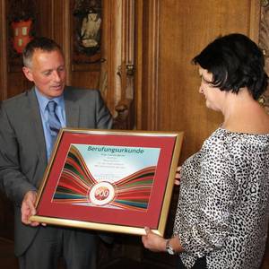 Aus den Händen von Köthens Oberbürgermeister Kurt-Jürgen Zander erhält Claudia Berlin die Berufungsurkunde zur Botschafterin des Stadtjubiläums.