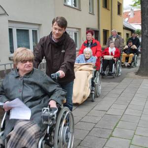 Köthens stellvertretender Oberbürgermeister, Alexander Frolow, führt mit der Vorsitzenden des Behindertenverbandes, Evalisa Priebe, die 14. Rolli -Tour an.