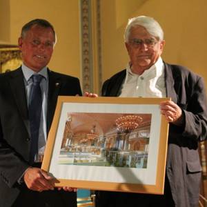 OB Kurt-Jürgen Zander (li.)  überreichte Hans Georg Schäfer zum Abschied ein Bild des Köthener Spiegelsaals.