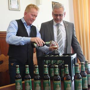 Michael Schölzel und Köthens OB Bernd Hauschild stellten gemeinsam das Jubiläumsbier vor.