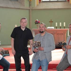 KKM-Geschäftsführer Michael Schuster und die KKM-Mitarbeiter Christian Ratzel und Daniel Spielau stellten gemeinsam mit Pfarrer Horst Leischner den neuen Gruftführer vor.