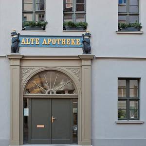 Außenportal der Alten Apotheke.