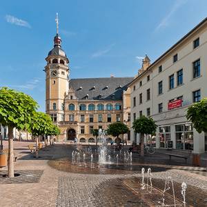 Blick vom Marktplatz zum Rathaus, links die Kirche St. Jakob, rechts das Stadthaus.