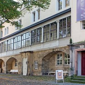 Im Ludwigsbau des Schlosses befinden sich die Köthen Information, die Bachgedenkstätte, der Spiegelsaal und einige Ausstellungen.