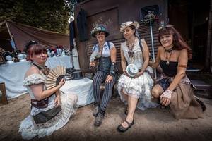 https://www.koethen-anhalt.de/var/cache/thumb_51747_1233_1_300_200_r4_jpeg_7_steampunk_picknick_koethen_c_patrick_lange.jpeg