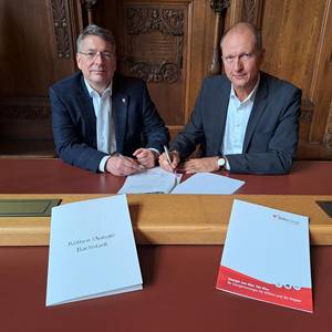 Baudezernent Michael Audörsch (links) und Falk Hawig, Geschäftsführer der Köthen Energie GmbH, unterzeichneten in der vergangenen Woche einen Vertrag über fünf weitere Ladesäulen-Standorte in der Bachstadt.