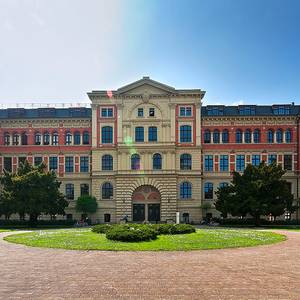 Rotes Gebäude der Hochschule Anhalt