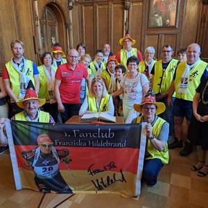 Hildebrand freute sich zusammen mit Ihrem Fanclub über die Ehrung im Rathaus.