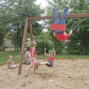 Viel Spaß beim gemeinsamen Schaukeln haben diese Kinder auf dem Spielplatz in Elsdorf.