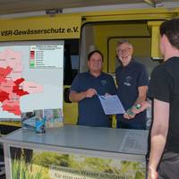 Frank_Sombrowski_und_Heinz-Theo_van_Wickeren_beraten_einen_Brunnenbesitzer_mit_Nitratkarte_von_Sachsen-Anhalt_Fotograf_Harald_Guelzow (002).jpg