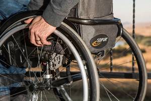 https://www.koethen-anhalt.de/var/cache/thumb_72556_1233_1_300_200_r4_jpeg_wheelchair_749985_1920.jpeg