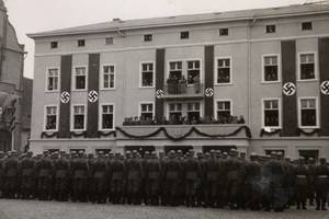 https://www.koethen-anhalt.de/var/cache/thumb_74233_1233_1_300_200_r4_jpeg_martkplatz_stadthaus_einmarsch_garnison_1937_012.jpeg