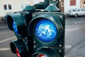 https://www.koethen-anhalt.de/var/cache/thumb_77182_1233_1_300_200_r4_jpeg_viarami_bicycle_traffic_light_9432977_1920.jpeg
