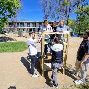 Schüler bauen das Insektenhotel.