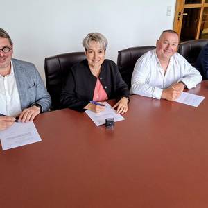 Torsten Lorenz (v. l., Bürgermeister Osternienburger Land), Christina Buchheim (Oberbürgermeisterin Stadt Köthen (Anhalt)), Thomas Rozanski (Hundepension „Am Spring“) und Thomas Schneider (Bürgermeister Stadt Südliches Anhalt) unterzeichneten am vergangenen Dienstag die gemeinsame Vereinbarung.