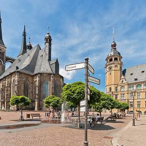 Marktplatz mit Kirche St. Jakob und Rathaus